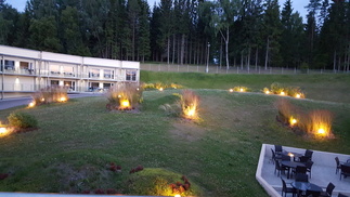 Hotellin piha illan pimetessä.