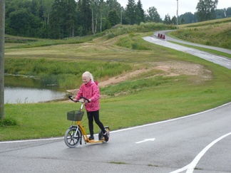 Potkulauta oli leirin paras kulkuväline. Eveliina näyttää mallia.