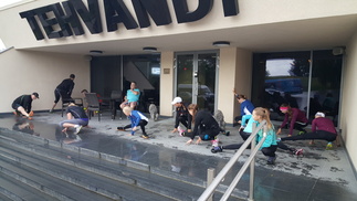 Aamujumppa katoksessa, taas kastuttiin.