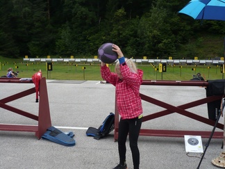 Jumppaa kuntopallolla.